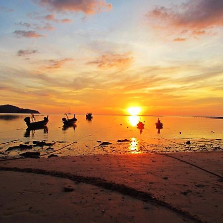Dwell Phuket Airport Hotel At Naiyang Nai Yang Beach Esterno foto