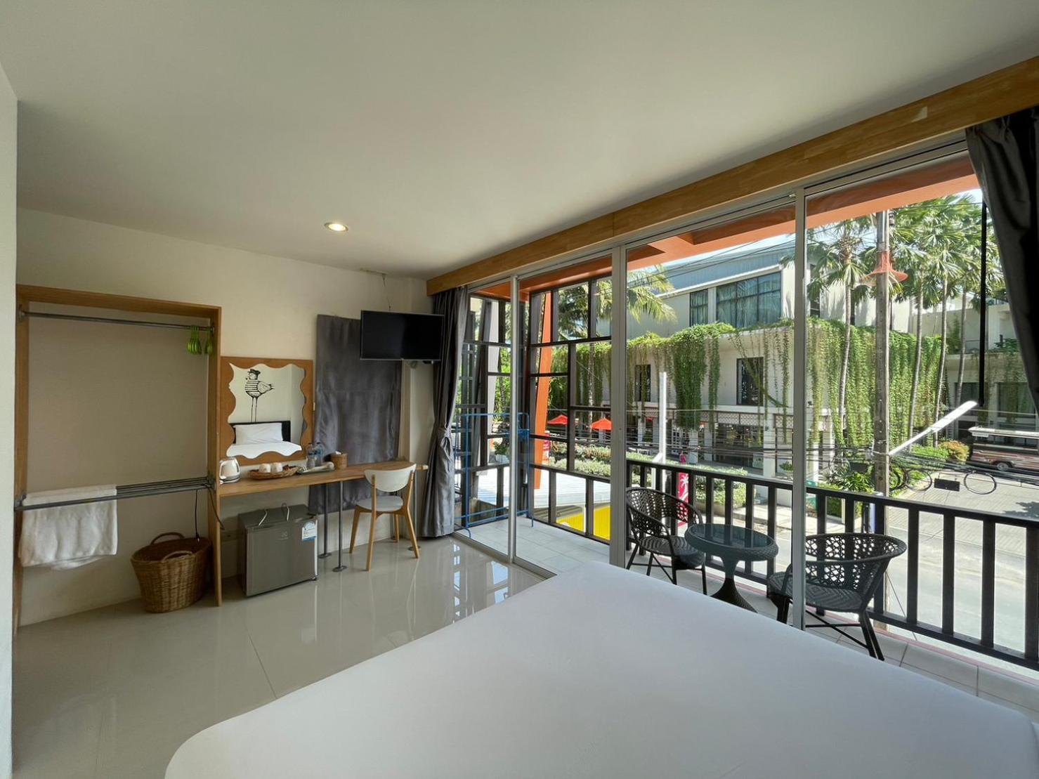 Dwell Phuket Airport Hotel At Naiyang Nai Yang Beach Esterno foto