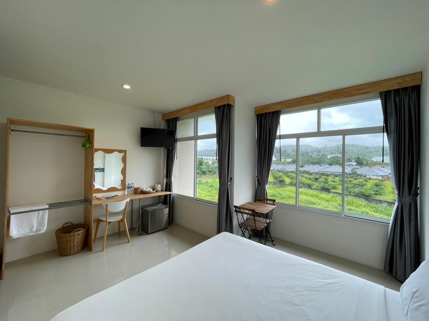 Dwell Phuket Airport Hotel At Naiyang Nai Yang Beach Esterno foto