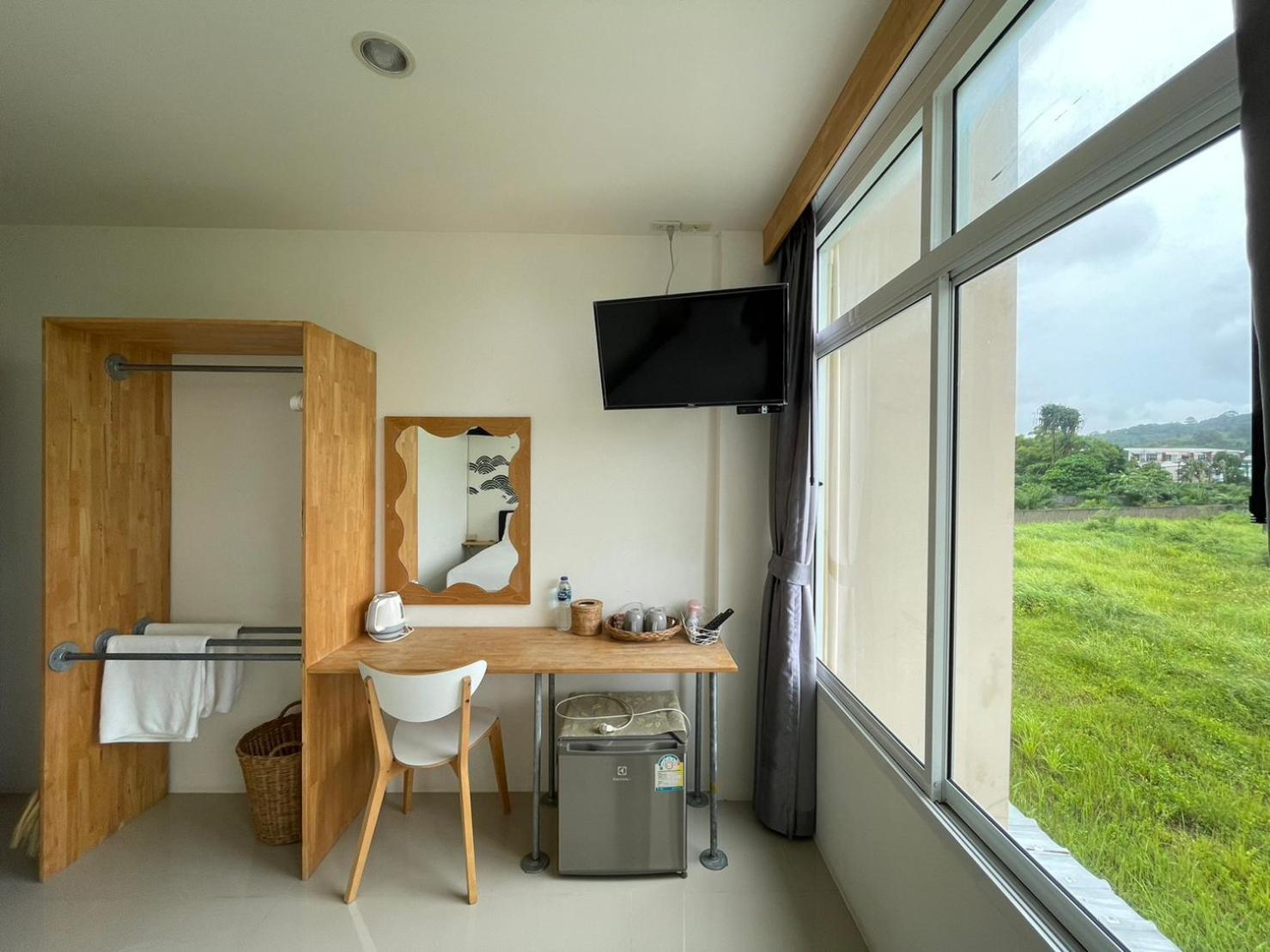 Dwell Phuket Airport Hotel At Naiyang Nai Yang Beach Esterno foto