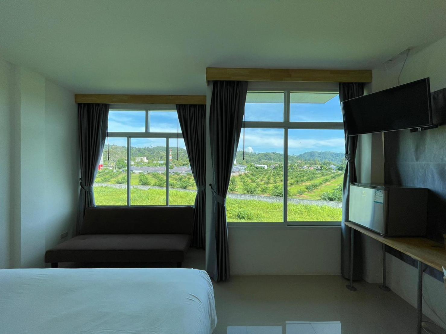 Dwell Phuket Airport Hotel At Naiyang Nai Yang Beach Esterno foto
