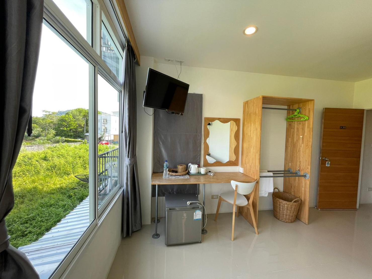 Dwell Phuket Airport Hotel At Naiyang Nai Yang Beach Esterno foto