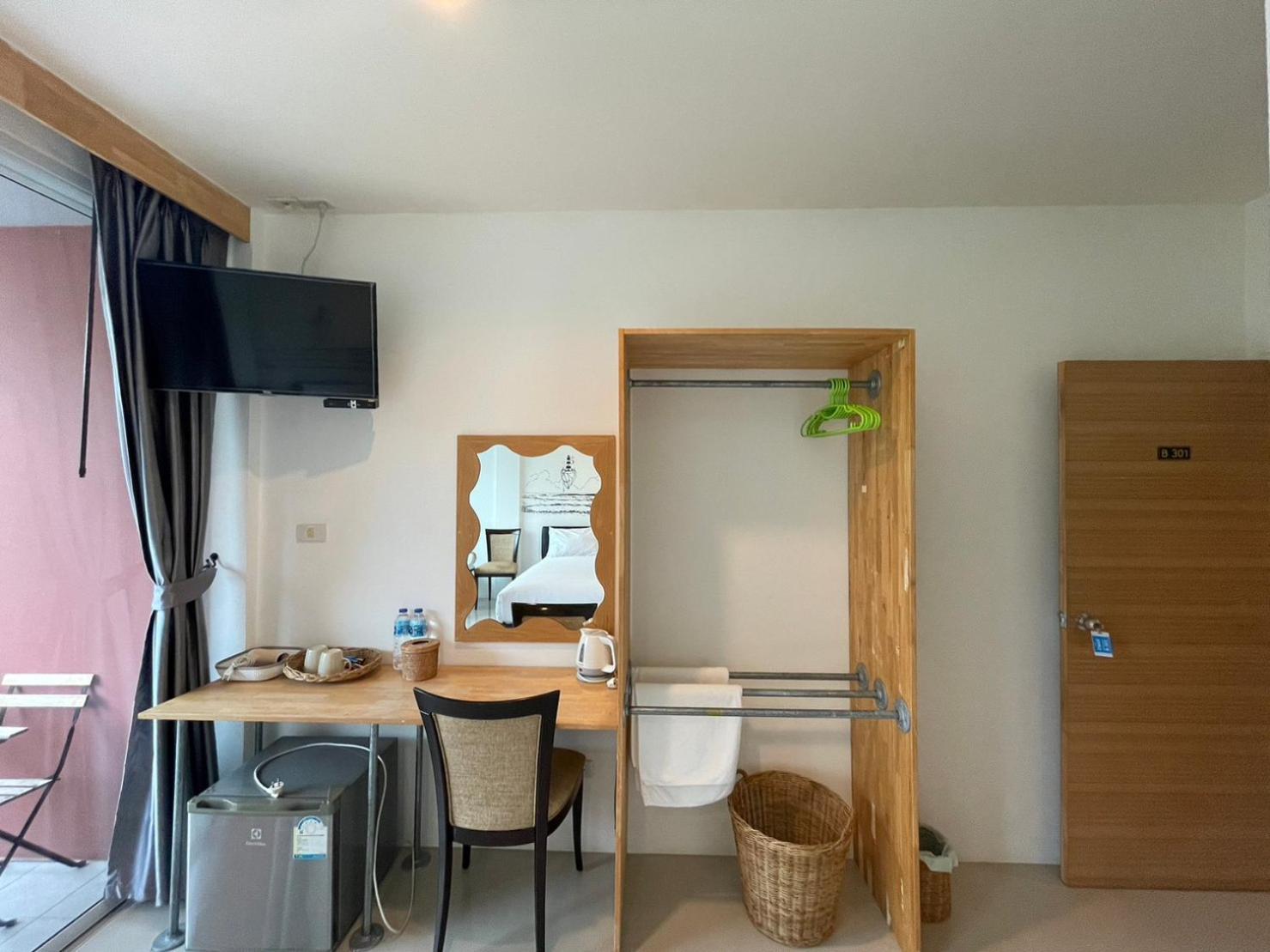 Dwell Phuket Airport Hotel At Naiyang Nai Yang Beach Esterno foto